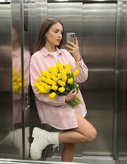 С букетом желтых тюльпанов