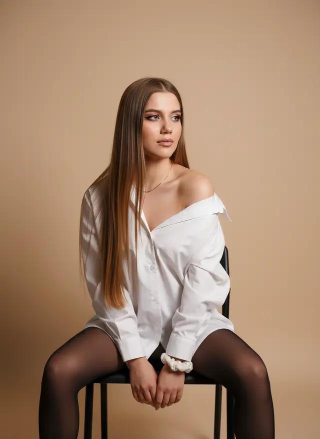 На черном стуле