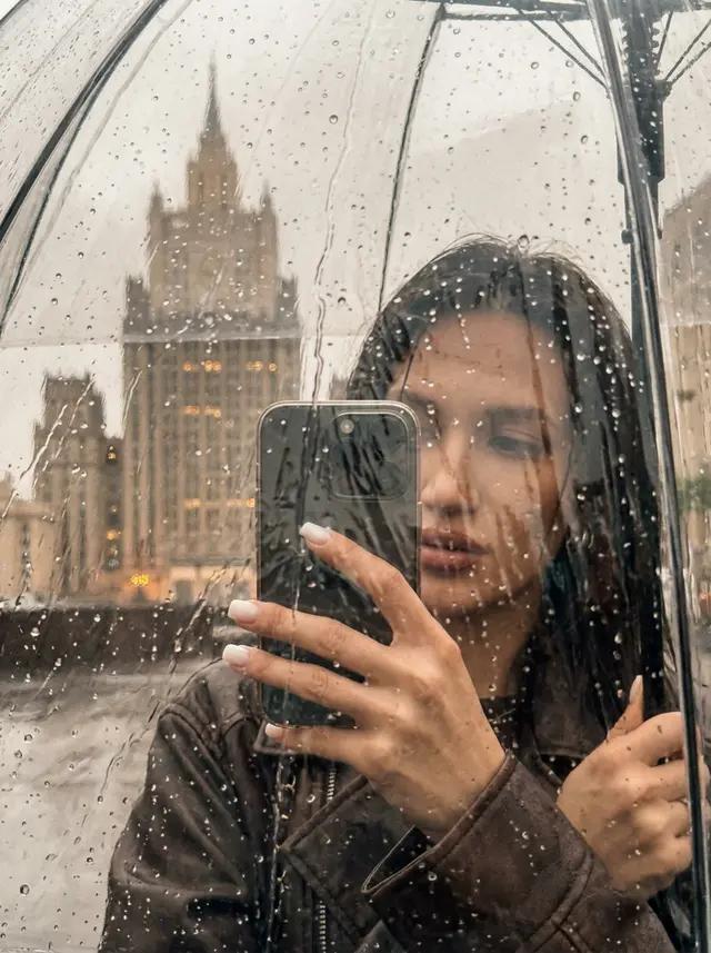 Селфи под прозрачным зонтом